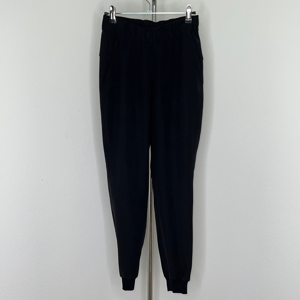 🔹 Lululemon Joggers